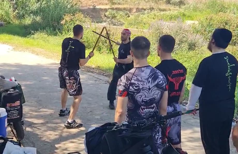 אליהו זרקיוף בני ברק אמ.אמ.איי - MMA  איגרוף תאילנדי Muay Thai ארניס אסקרימה וקאלי Arnis Eskrima ג'וג'יטסו ברזילאי BJJ