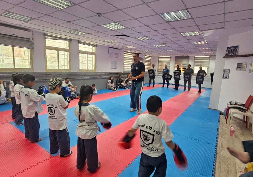 רועי שחר ניר עם קרב מגע – Krav Maga 