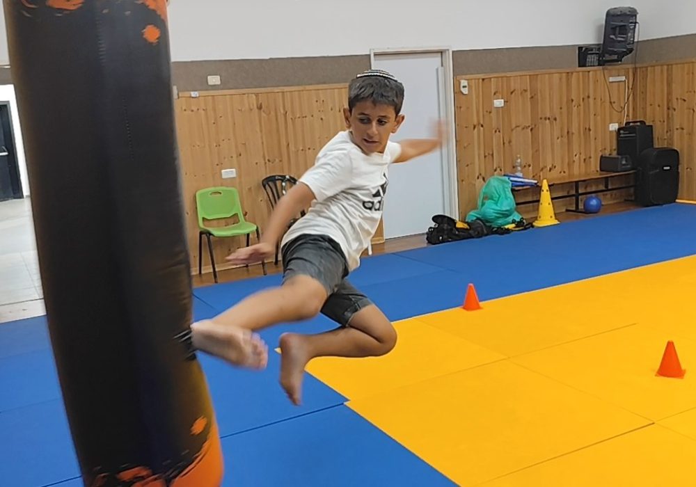 ניר עם רועי שחר קרב מגע – Krav Maga 
